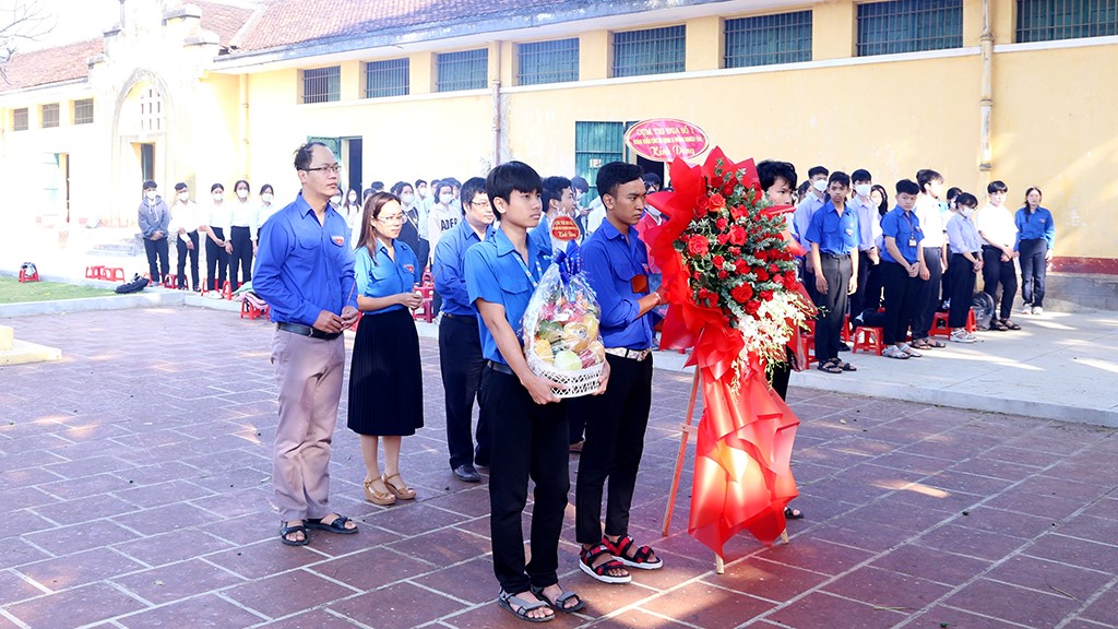 92 outstanding young students admitted to the Ho Chi Minh Communist Youth Union at the Special National Relic of Buon Ma Thuot exile house.