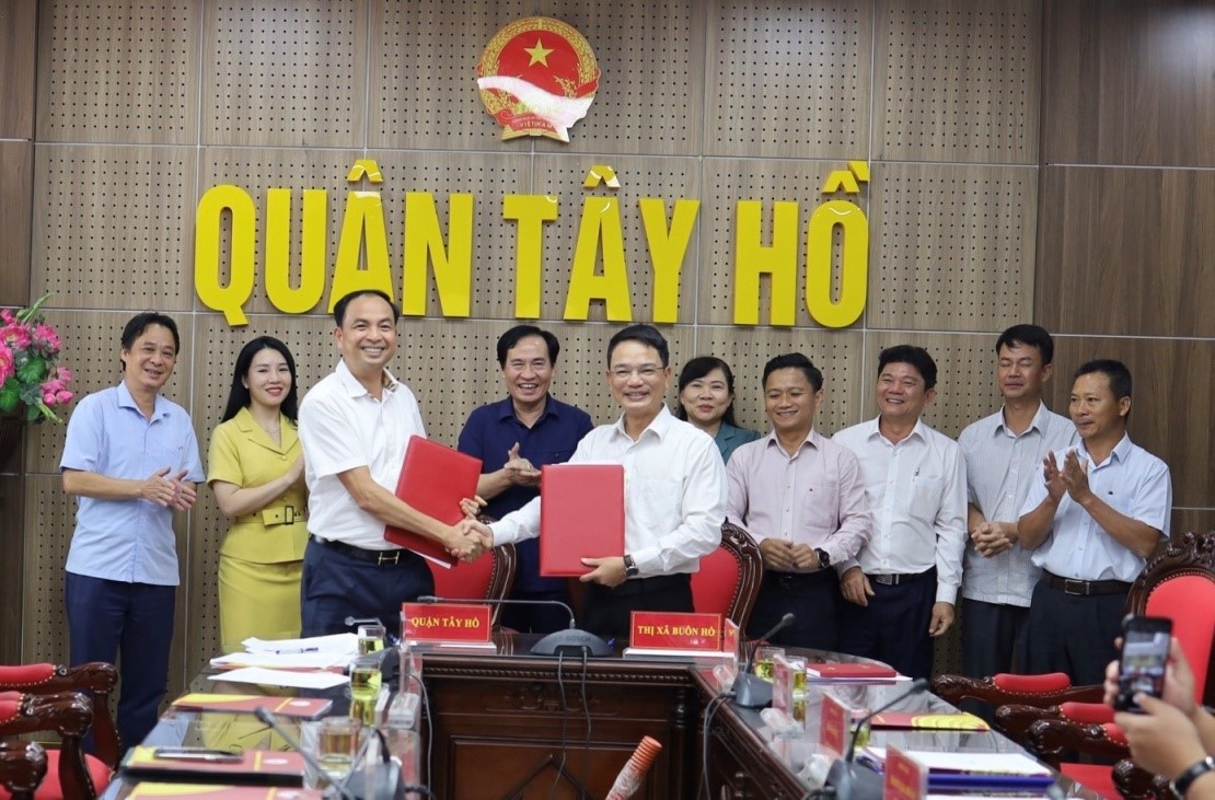 Buon Ho Town has signed a cooperation agreement with Tay Ho District to jointly develop the peach blossom supplies