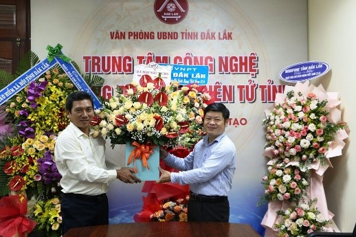 Local agencies and units congratulate the Provincial Center for Technology and Electronic Portal on the occasion of the Vietnamese Presss Day of June 21st