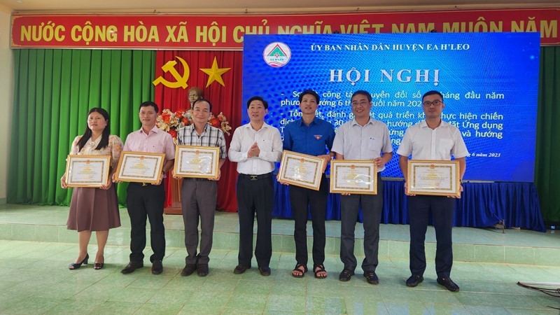 The People's Committee of Ea H'Leo district continues to promote a deep and effective digital transformation movement