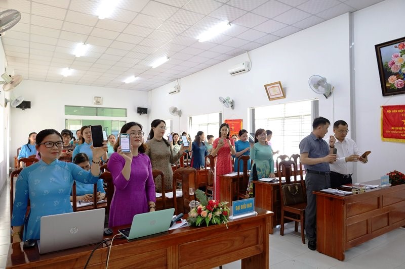 Women in Dak Lak province launched the text message campaign "Accompanying Poor Children and Children with Disabilities"