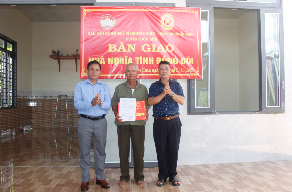 Buon Don hands over "Comradeship and Gratitude" house to a veteran’s family