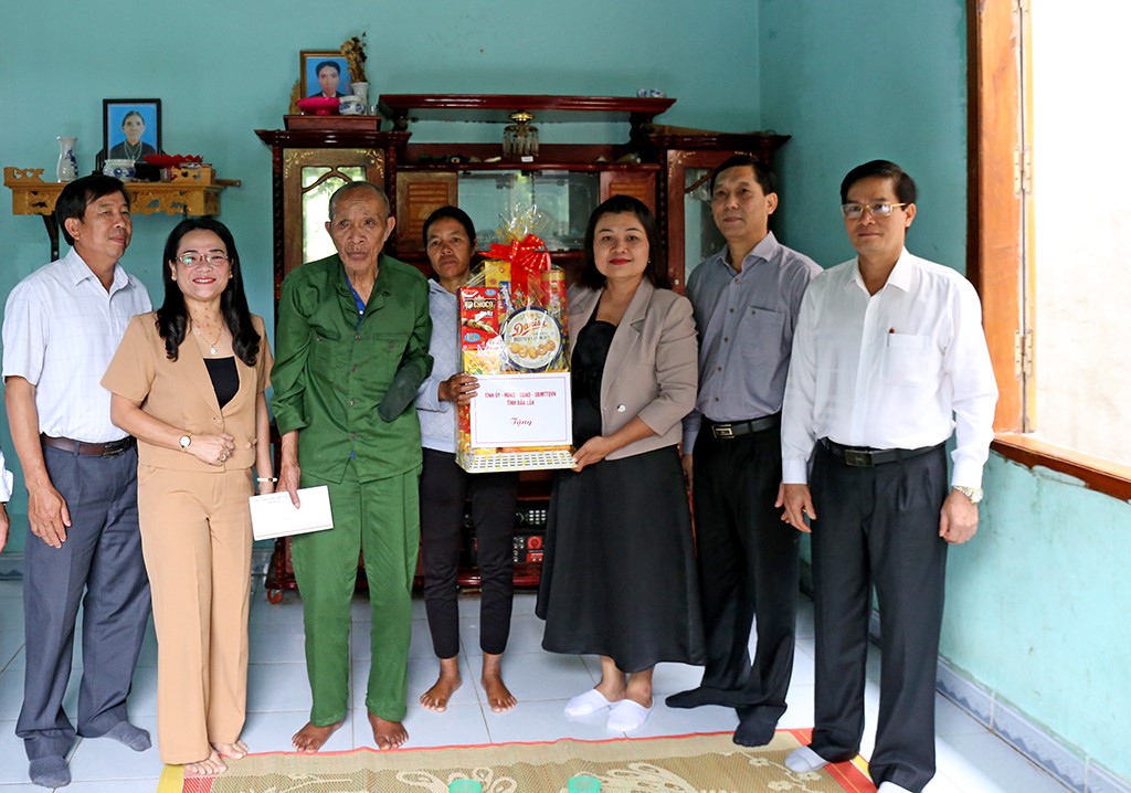Vice Chairwoman of the Provincial People's Committee H’ Yim Kdoh visits and presents gifts to meritorious individuals in Lak district