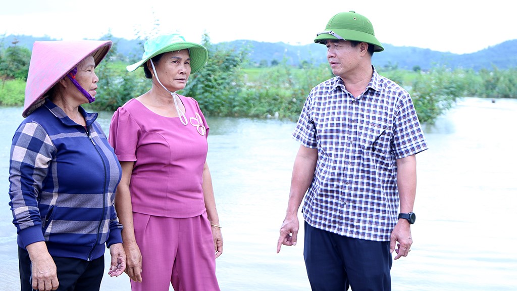 Vice Chairman Nguyen Thien Van, visited and inspected the situation of heavy rains and floods in Lắk district