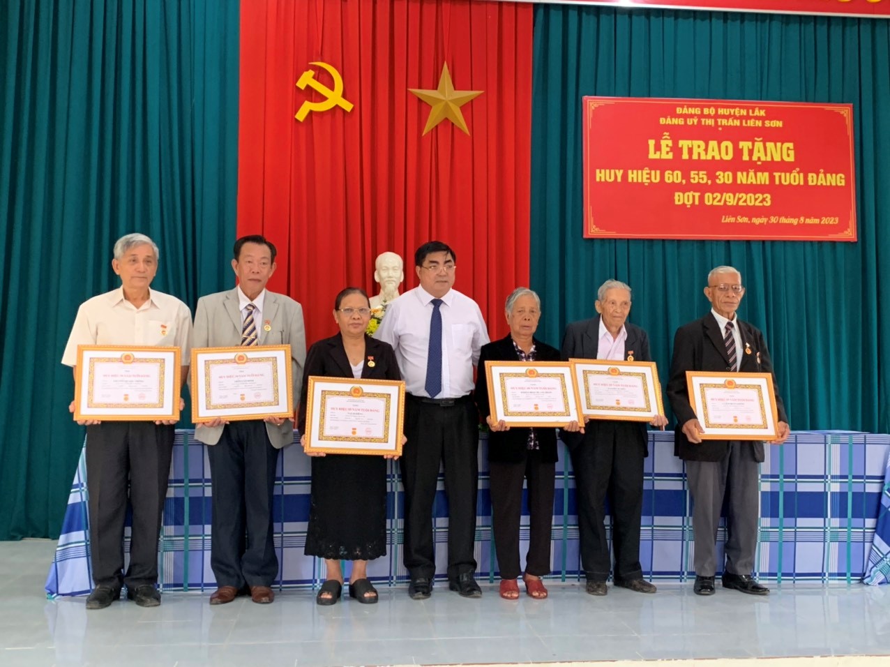 The Lak District Party Committee Awards Party Badges on September 2, 2023