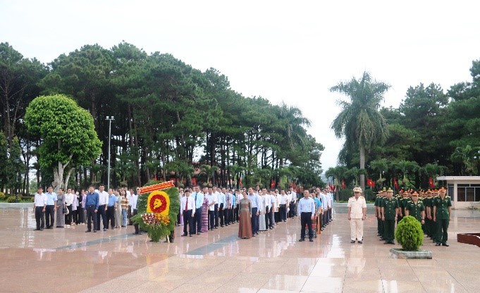 Leaders of the province paid tribute to the Provincial Martyrs Cemetery on the occasion of National Day 2/9