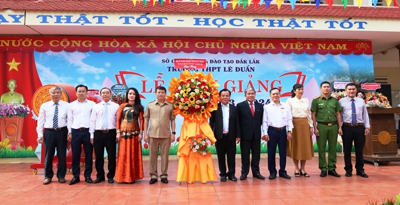 Mr. Y Thanh Ha Nie Kdam attended the school year opening ceremony at Le Duan High School