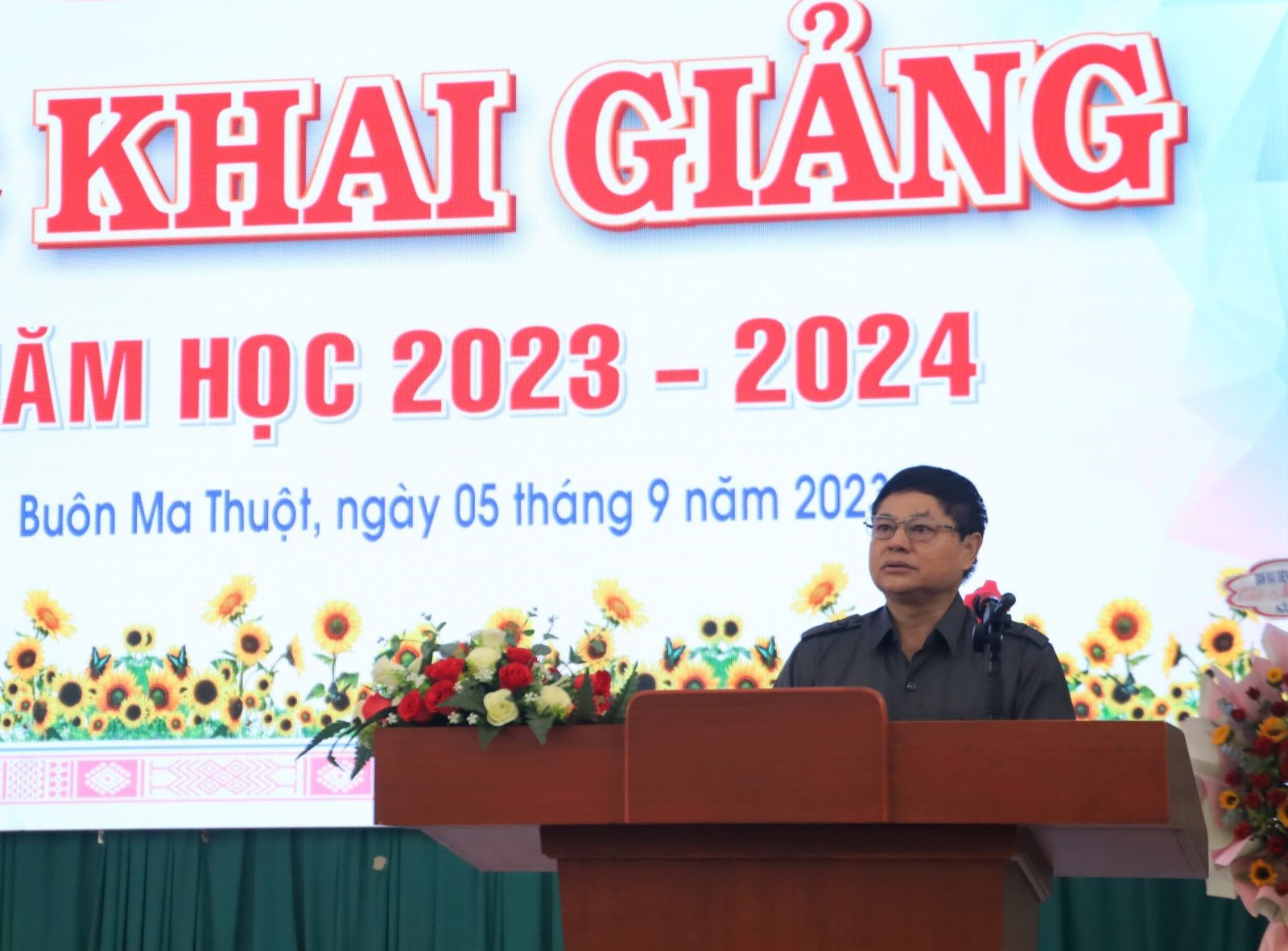 Nguyen Du High School celebrated the opening ceremony of the 2023-2024 school year