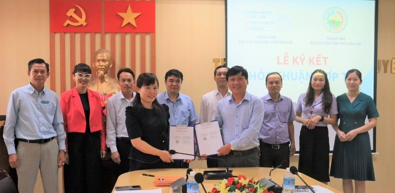 Signing a Cooperation Agreement to Support Job Seekers and Students