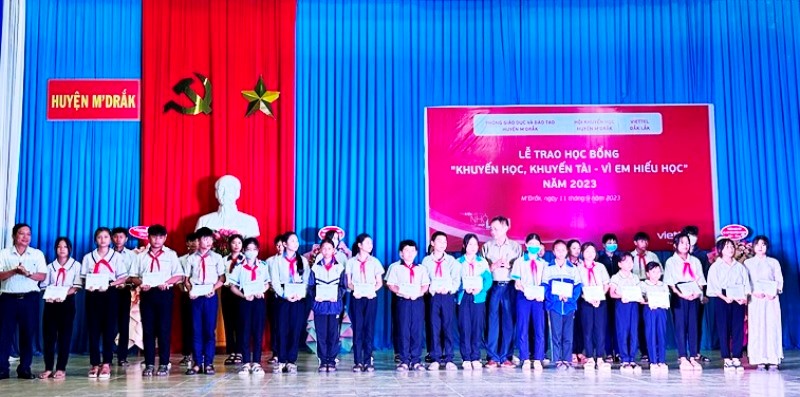 Viettel Dak Lak Awards 90 Scholarships for "For Diligent Learning" in M'Drak District