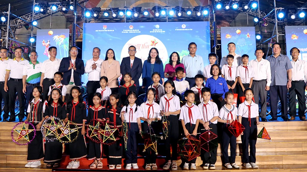 Deputy State President Vo Thi Anh Xuan Attends Mid-Autumn Festival Celebration with Children in Ea H’leo District
