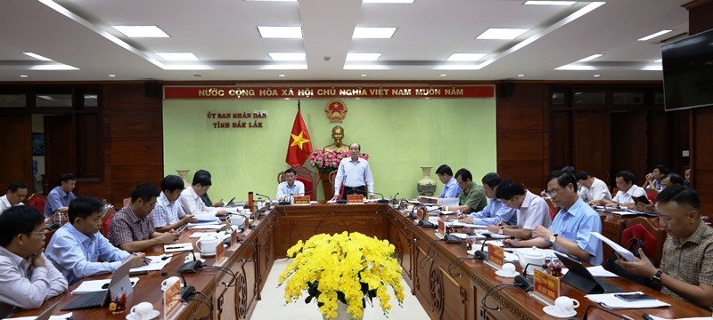 Meeting of Provincial People's Committee Members to Review Content Presented by the Provincial Party Executive Committee and Present the Provincial People's Council Session