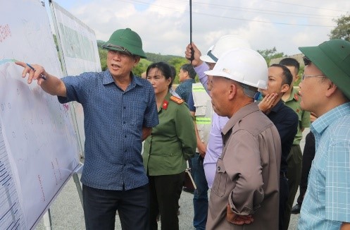 Vice Chairman of the Provincial People's Committee Vo Van Canh checks the progress of the Khanh Hoa - Buon Ma Thuot Expressway Project in Ea Kar District