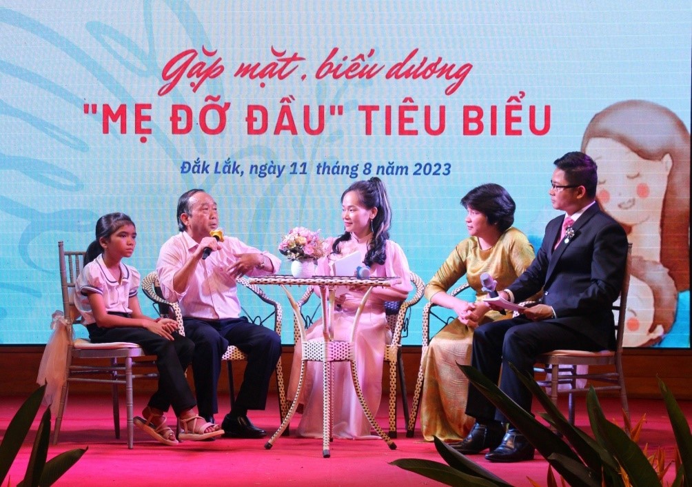 Meeting and Commending 31 Outstanding "Godmothers" of 2023