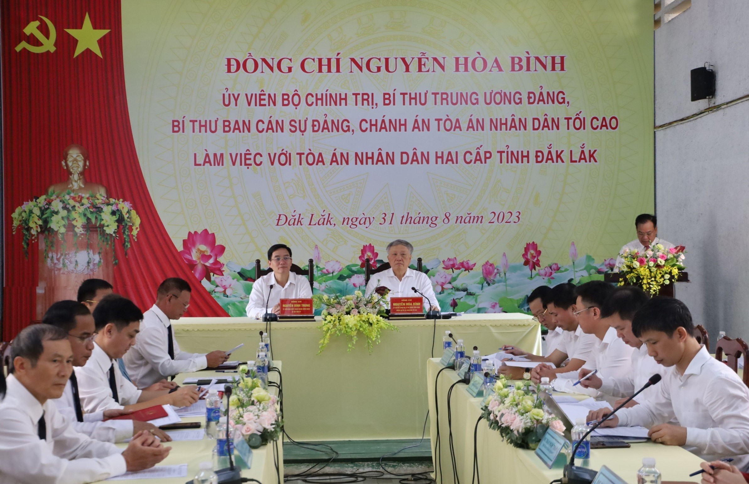 Chief Justice of the Supreme People's Court Nguyen Hoa Binh meets with the People's Courts of Dak Lak province