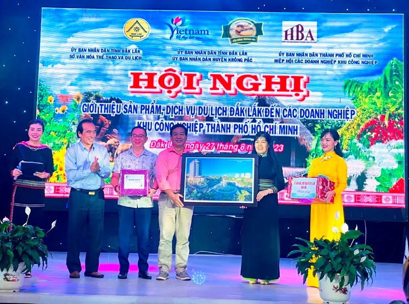 Introduction of Dak Lak tourism products and services to Ho Chi Minh City industrial park businesses