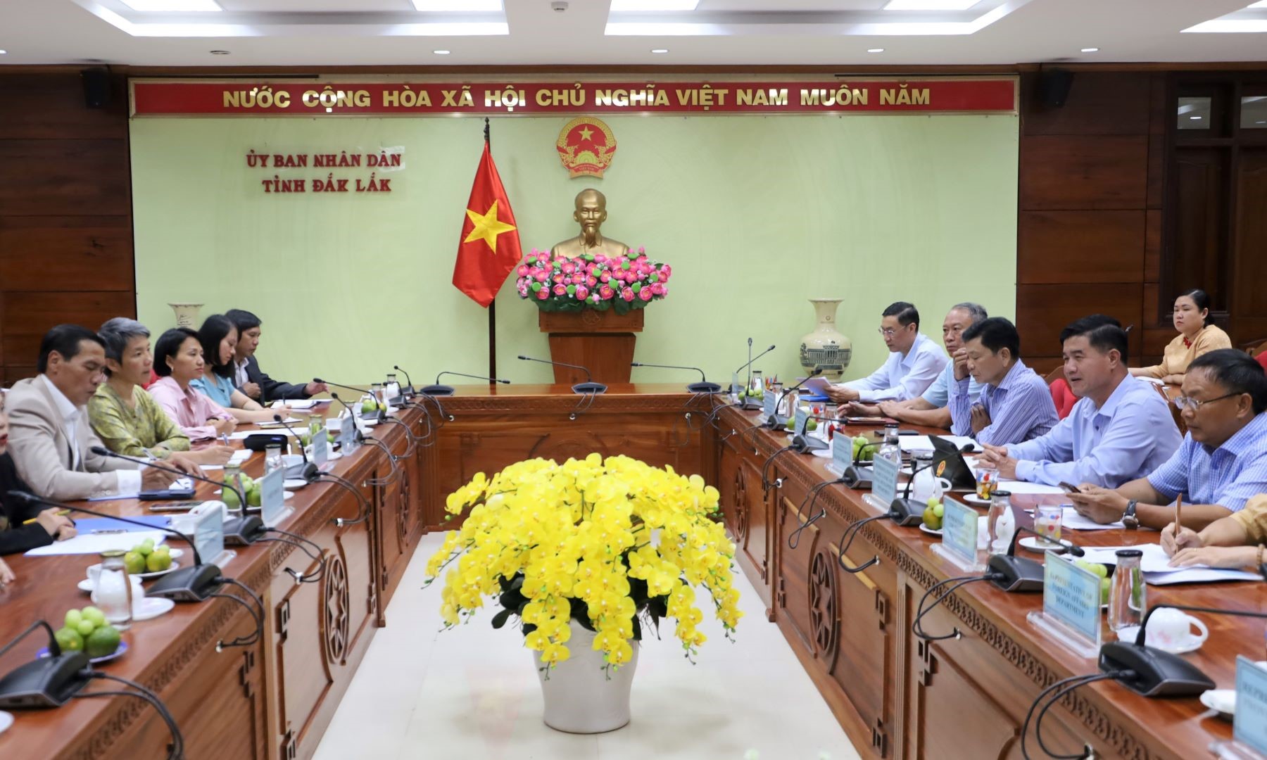 The People's Committee of Dak Lak Province meets with CARE International