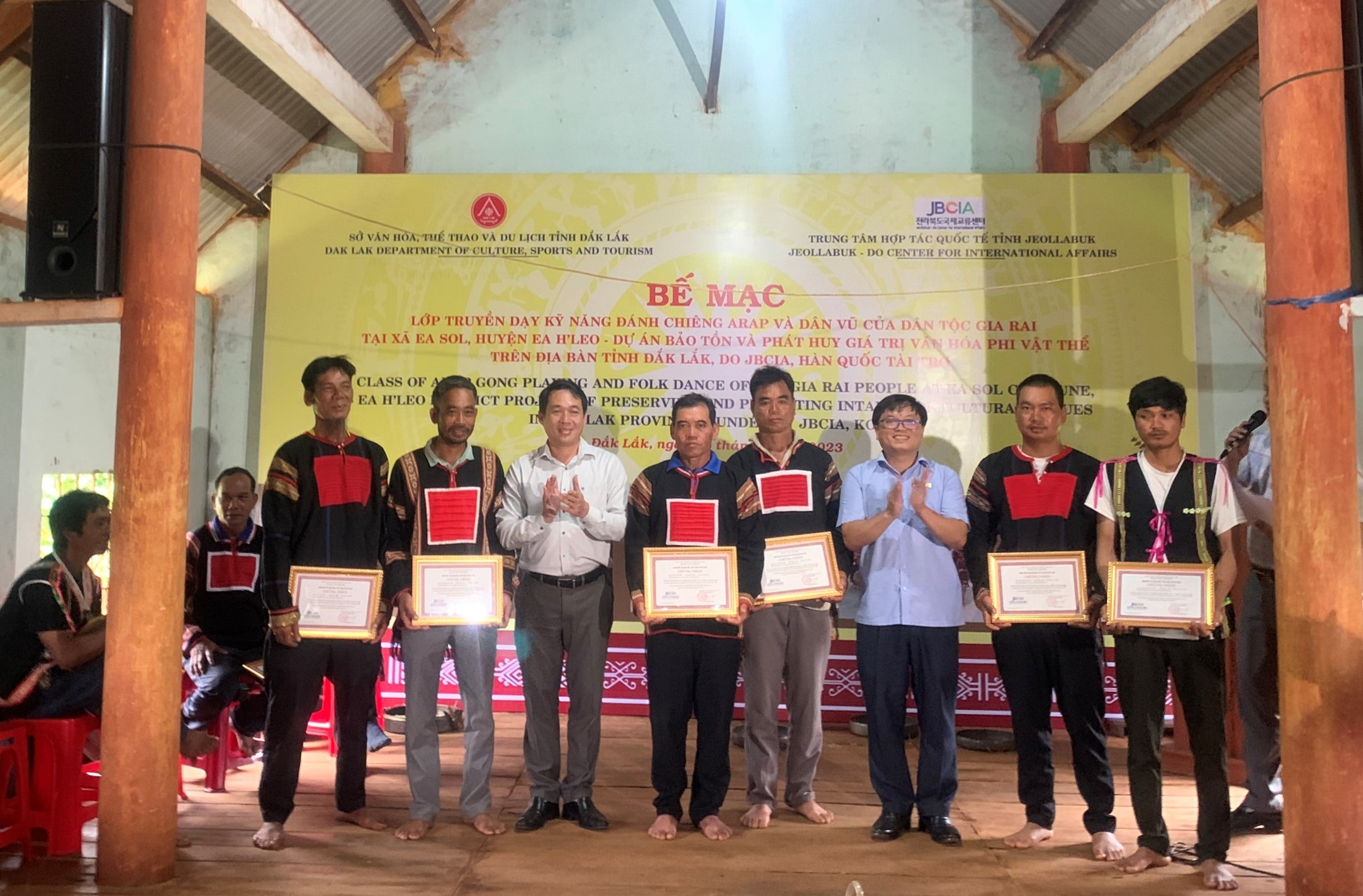 Closing of basic skills class of playing the Aráp gong and Gia Rai folk dance