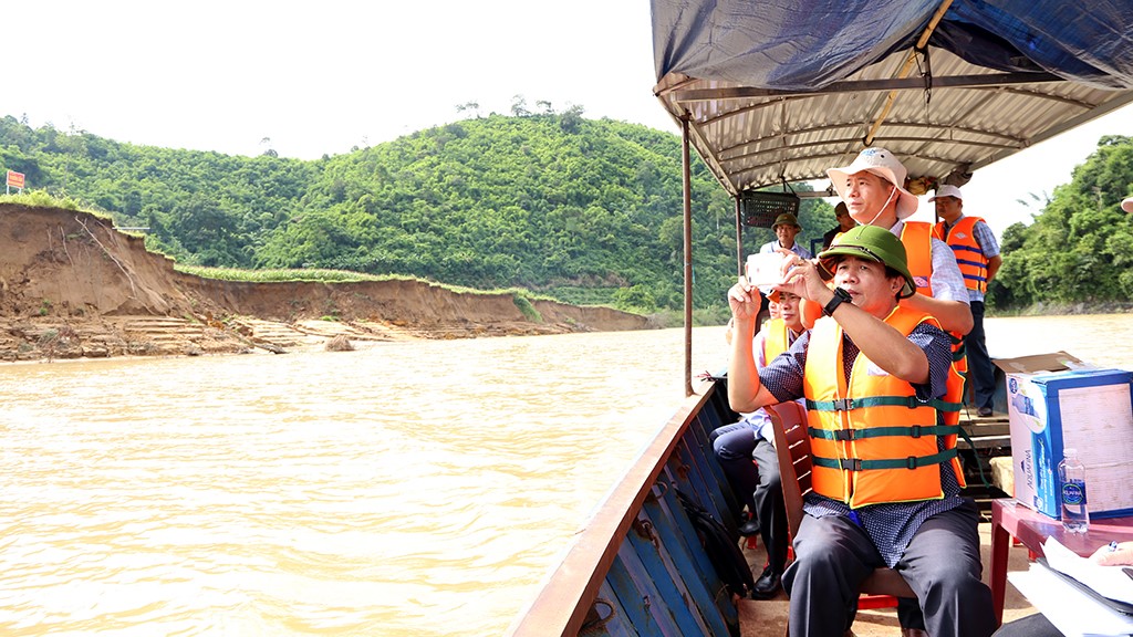 Provincial People's Committee delegation surveyed the situation of landslides along Krong Ana River in Lak district