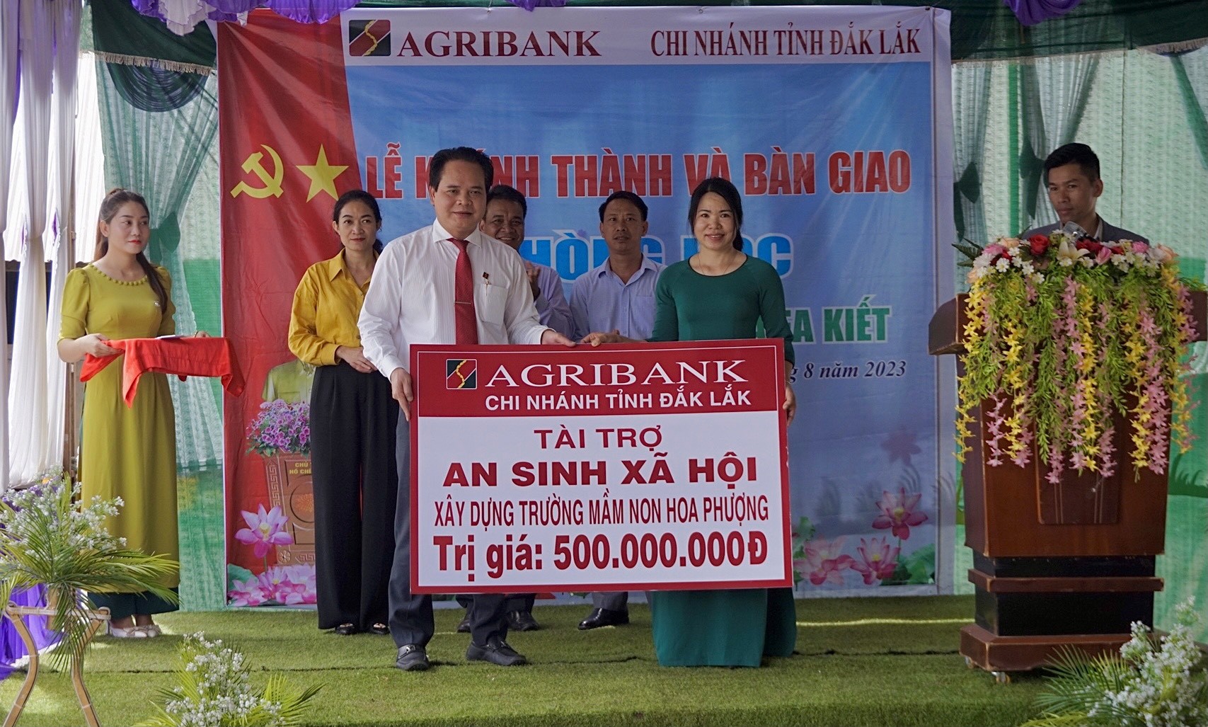 Agribank Dak Lak Province inaugurated and handed over a classroom in Ea Kiet commune