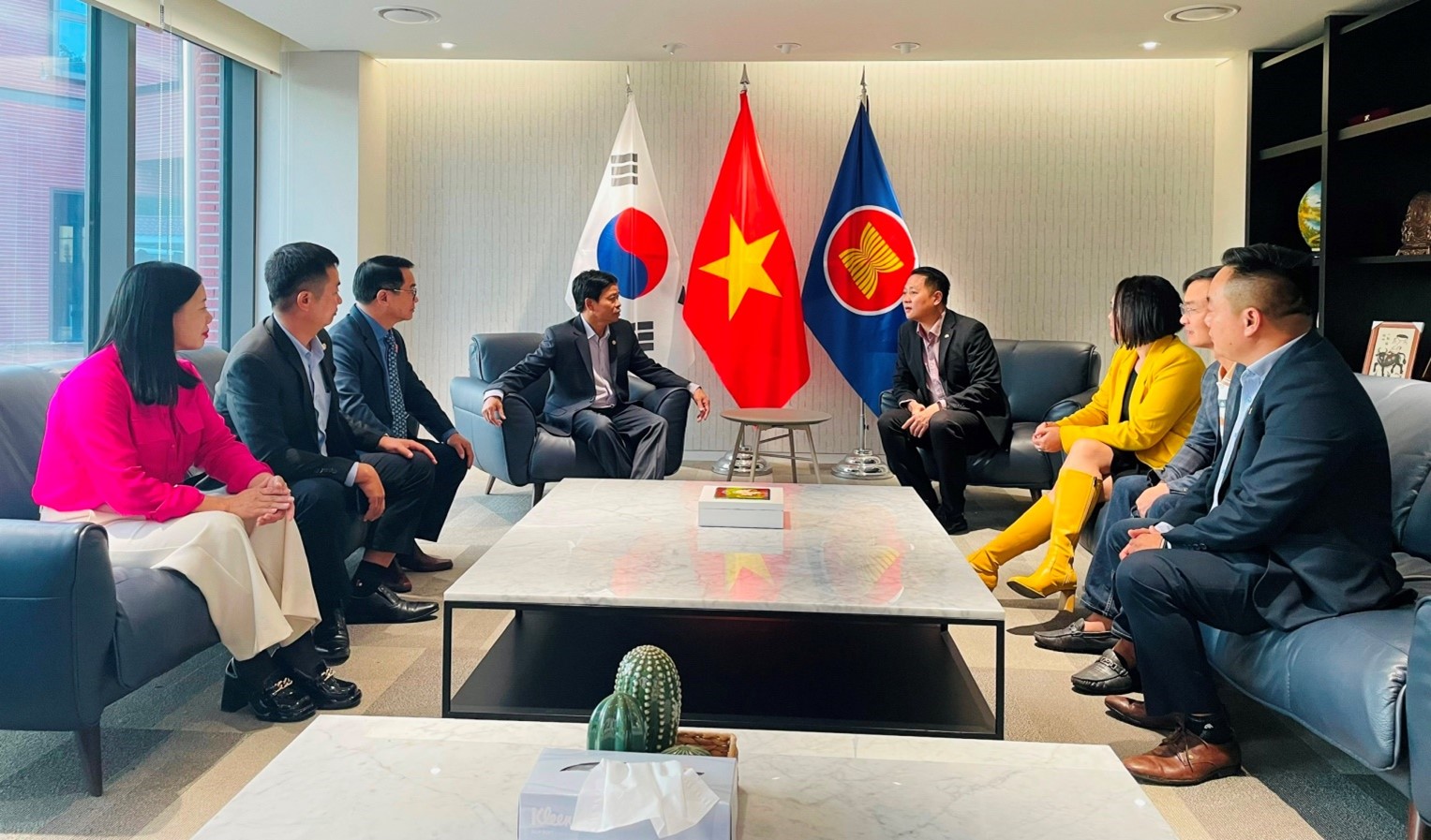 Dak Lak Provincial Department of Trade Meets and Connects Trade with the Vietnamese Trade Office in South Korea