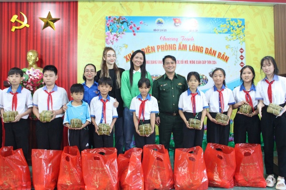 "Spring Border Guard Warms the Hearts of the Local People" in Ea Sup District