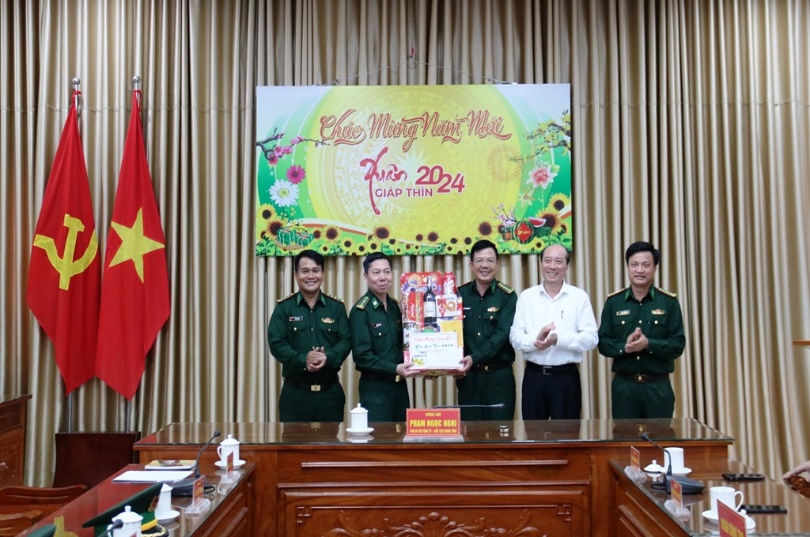 Chairman of the Provincial People's Committee, visited forces on occasion of Tet holidays