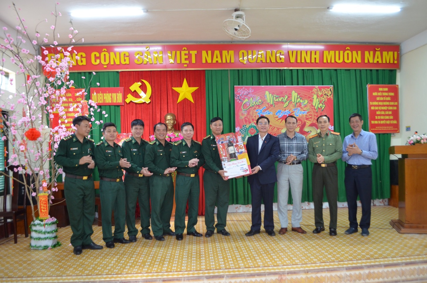 Secretary of the Provincial Party Committee, visited and extended Tet wishes to officers and soldiers at Border Guard Stations