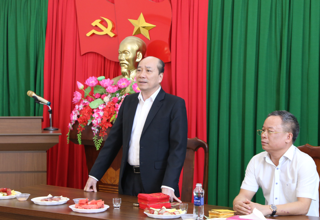 Chairman of the Provincial People's Committee Pham Ngoc Nghi visited and extended Tet greetings to the Project Management Board for Investment in Construction of Transportation Infrastructure and Agricultural Development in Rural Areas of the Province