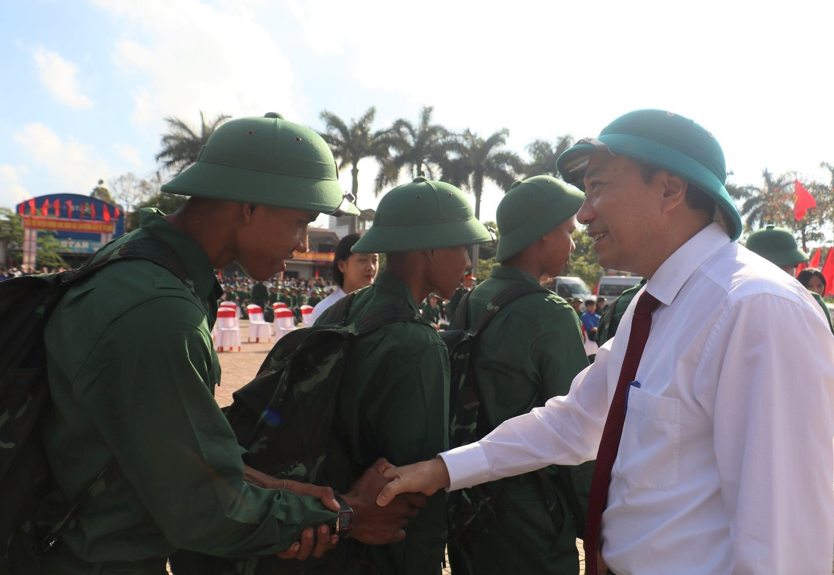 Chairman of the Provincial People's Committee Pham Ngoc Nghi attends the Military Send-off Ceremony in Krong Ana District