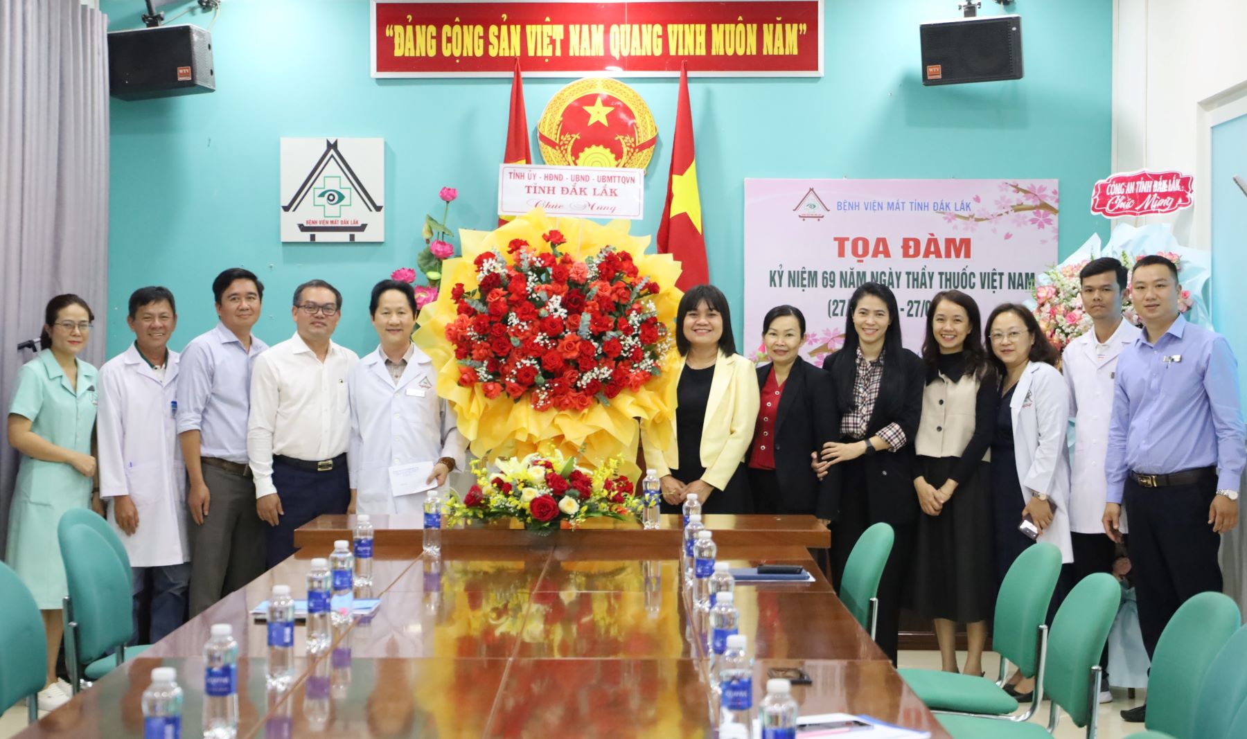 Vice Chairwoman of the Provincial People's Committee H’Yim Kdoh visits and congratulates healthcare facilities on occasion of the Vietnamese Doctors' Day