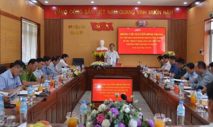 Secretary of the Provincial Party Committee of Dak Lak, Nguyen Dinh Trung, visits Ia Rve Border Guard Station