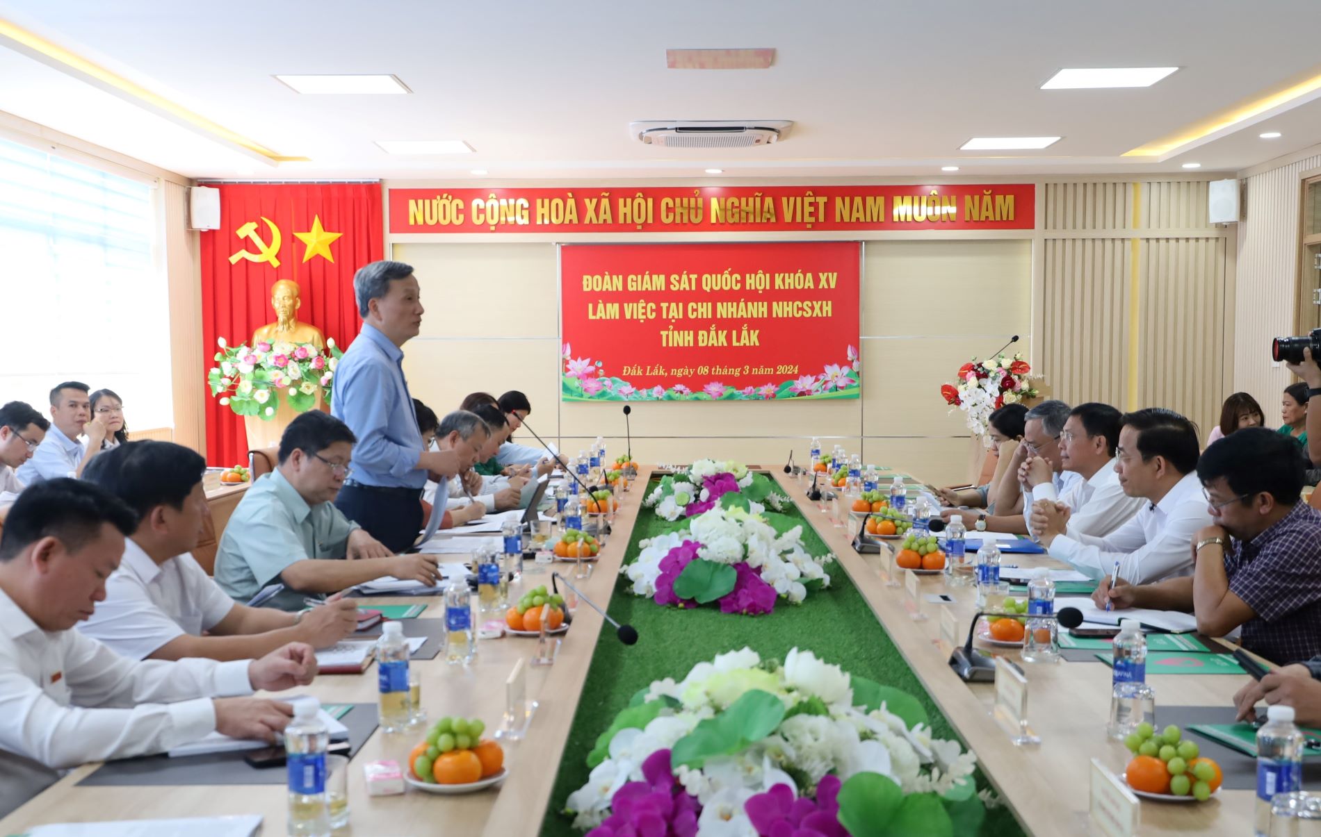 The National Assembly delegation works with the Social Policy Bank of Dak Lak Province