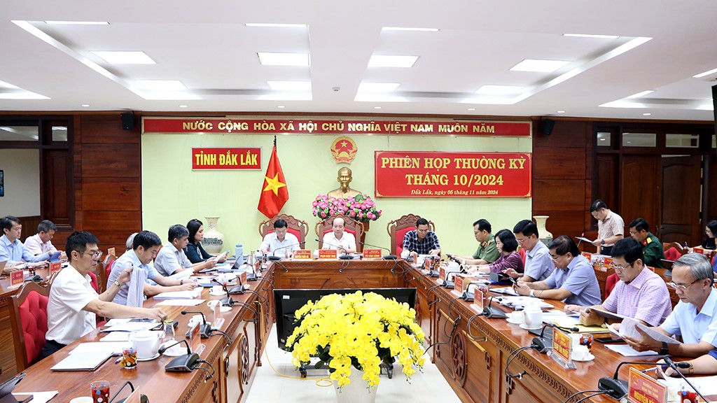 The Provincial People's Committee organized the regular meeting in October 2024.