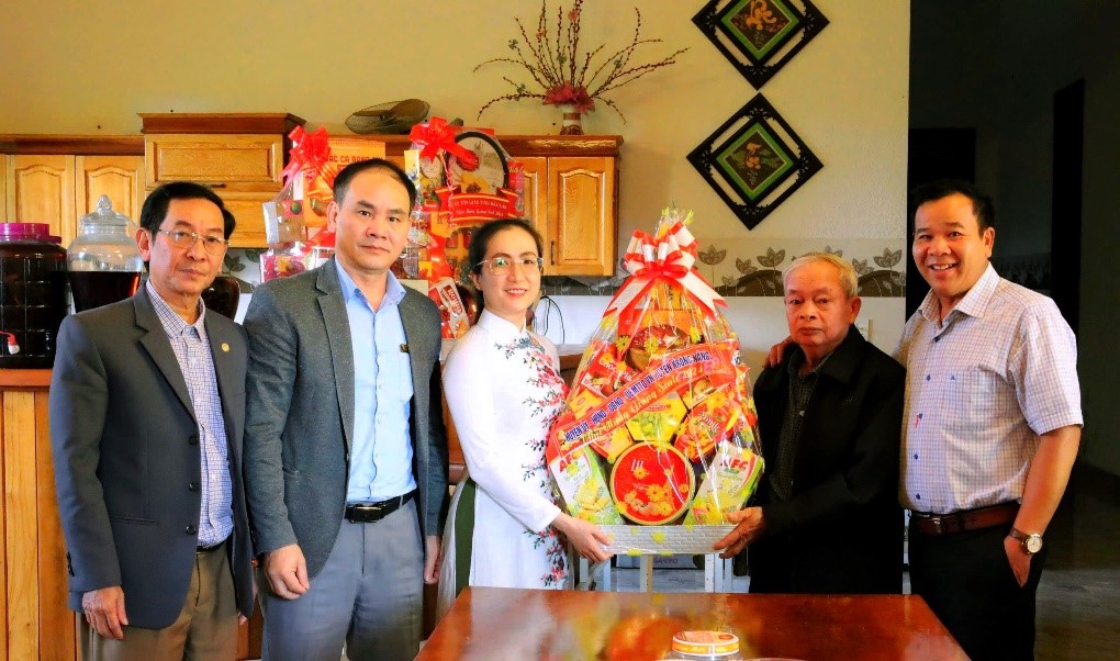 The Krông Năng District has established three working delegations to extend congratulations to religious establishments on the occasion of Christmas 2024.