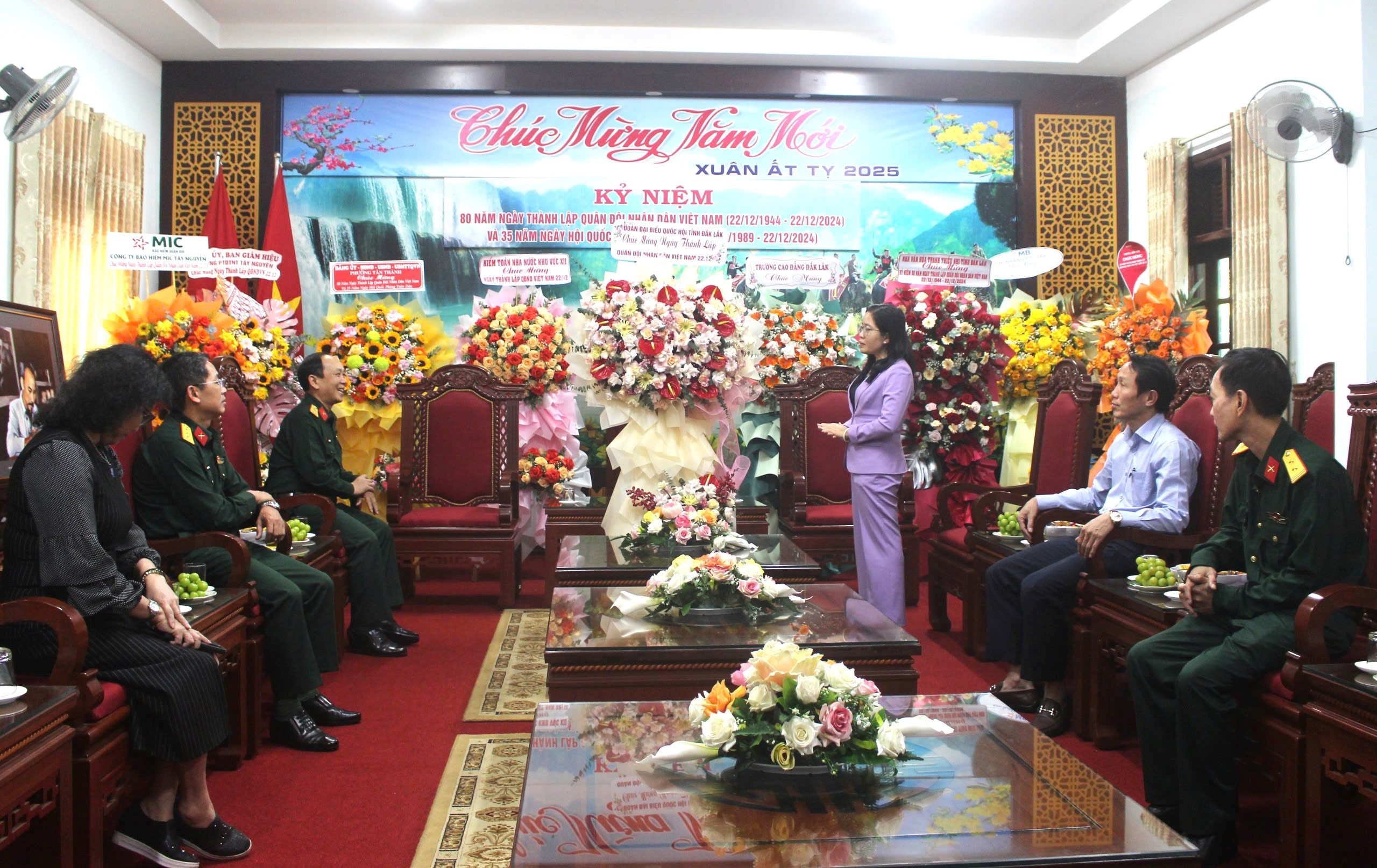 The delegation of the National Assembly of Dak Lak Province visits and congratulates military units.