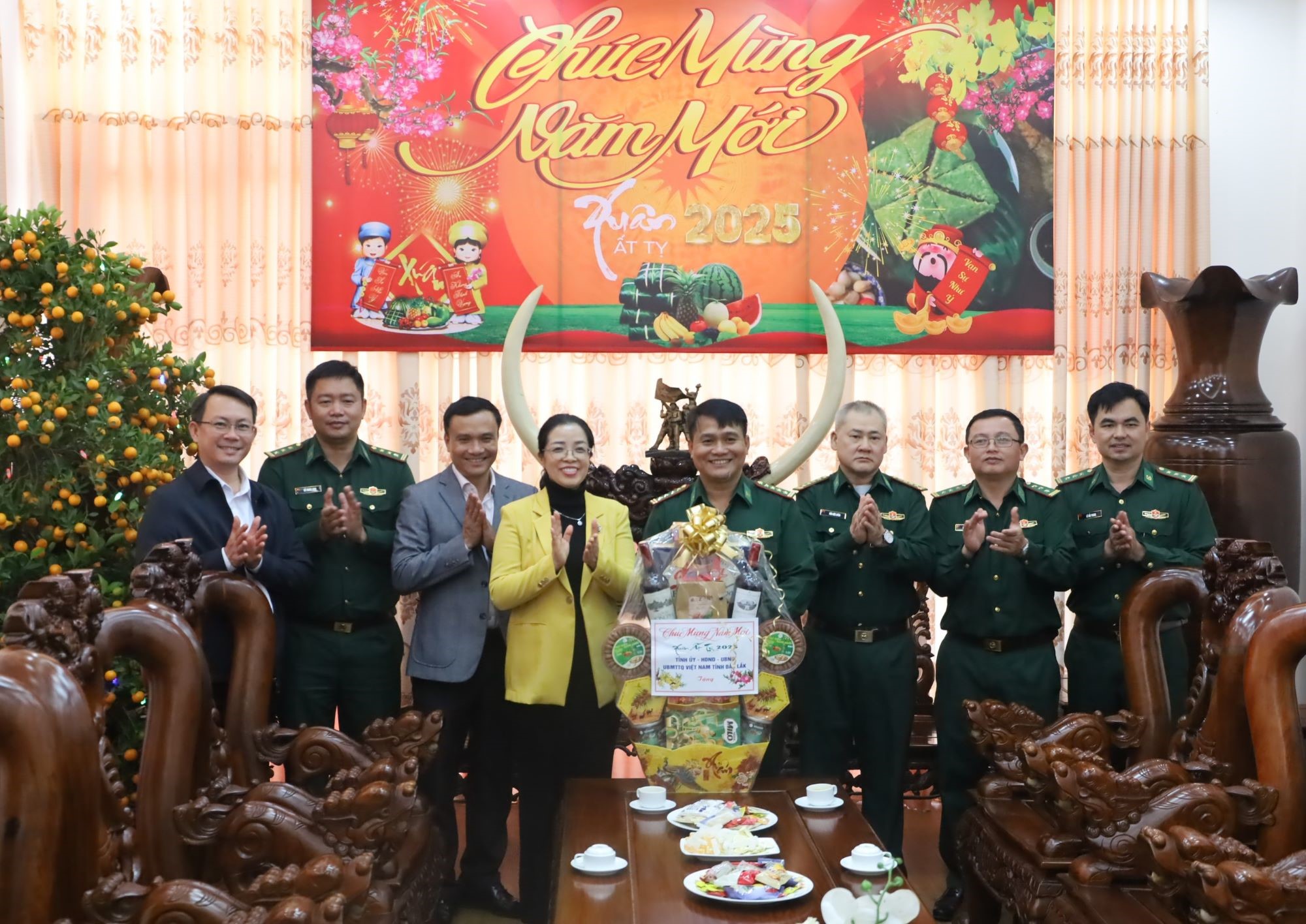 Comrade Huynh Thi Chien Hoa visits and extends Lunar New Year greetings to agencies and units in the locality.