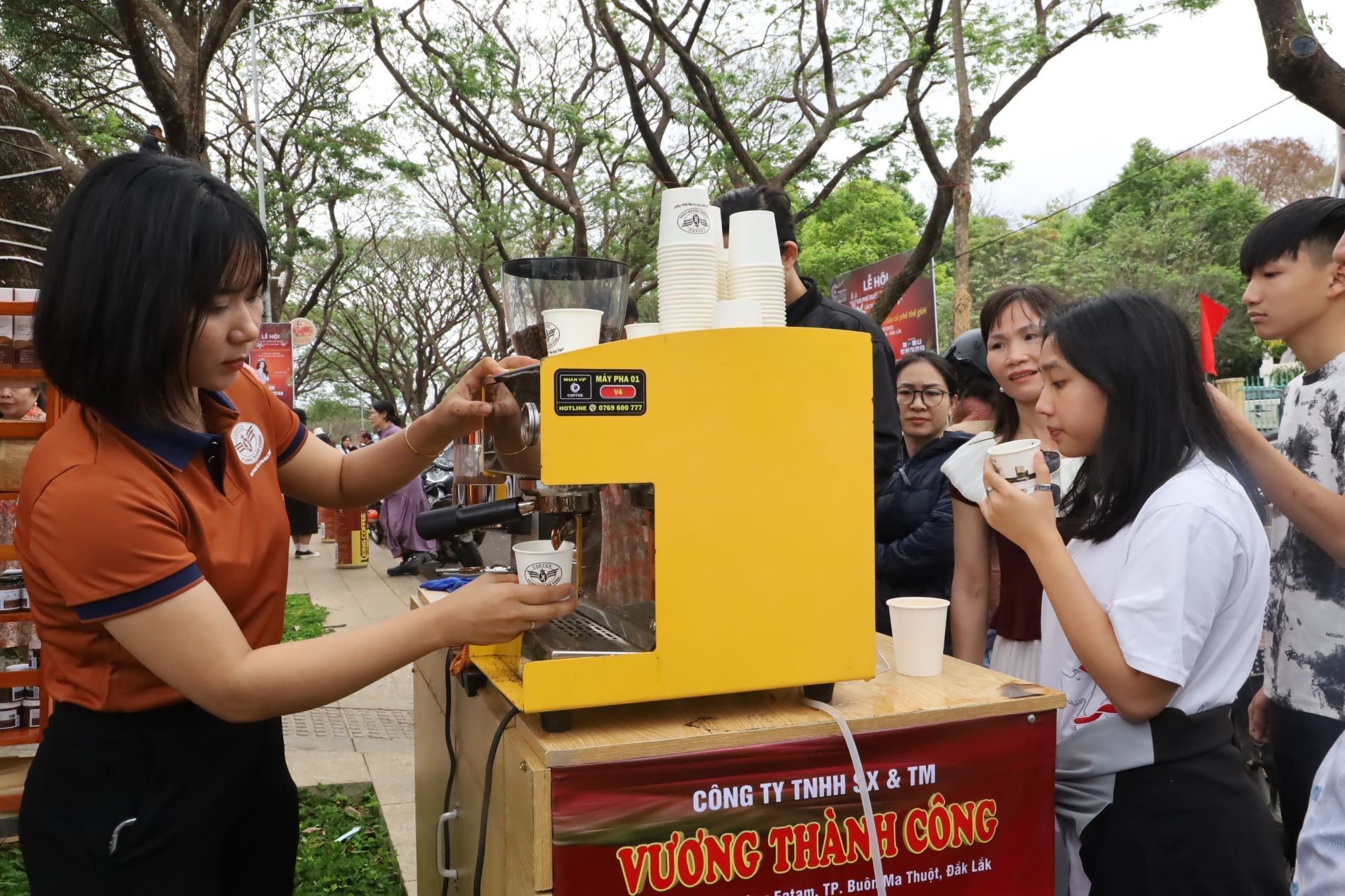 Visitors and locals enjoy free coffee at the 9th Buon Ma Thuot Coffee Festival in 2025.