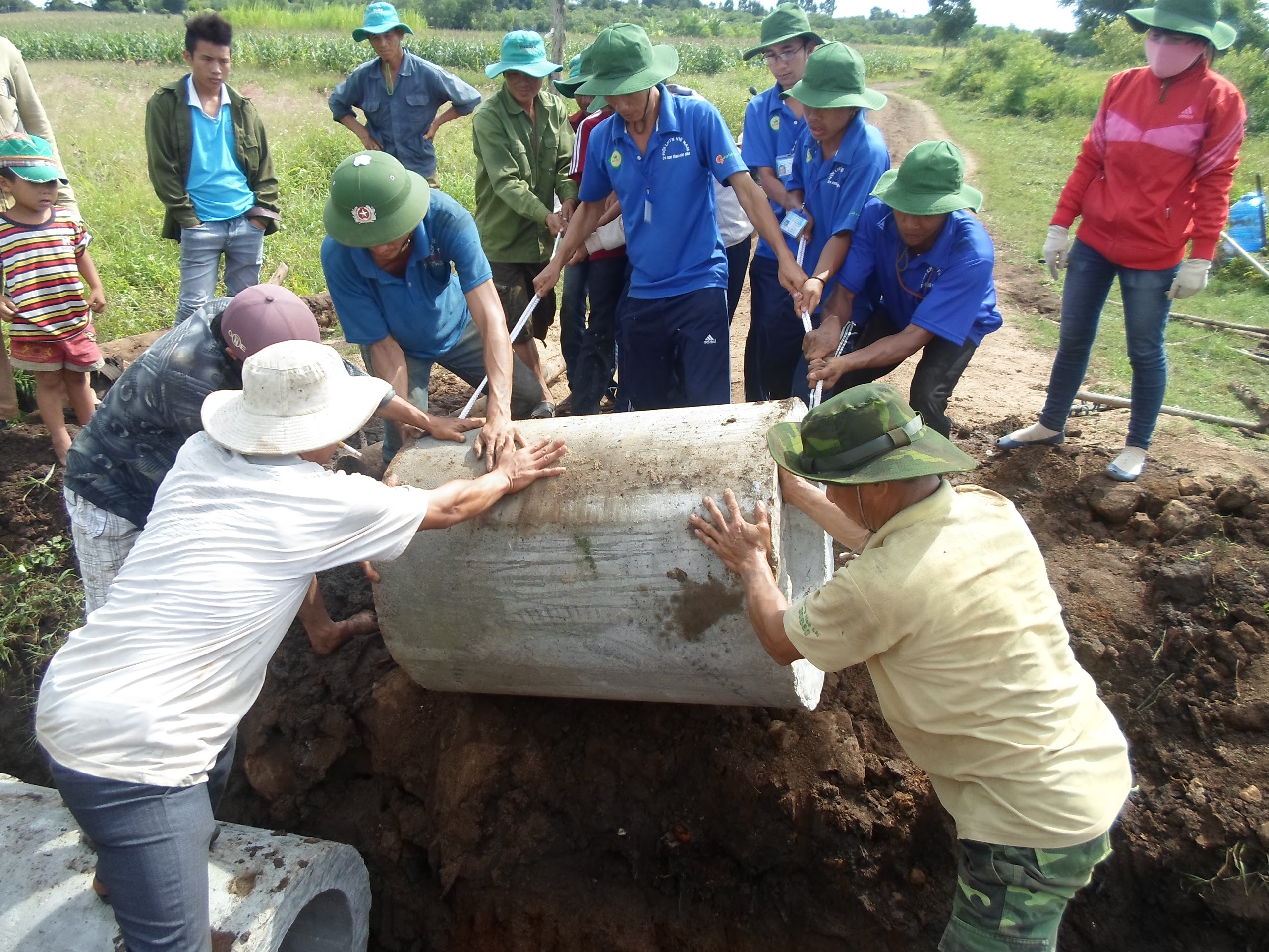 Đoàn viên thanh niên huyện Cư M’gar giúp người dân lắp đặt hệ thống thủy lợi.