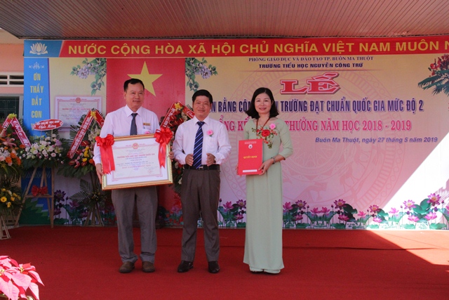 Trường Tiểu học Nguyễn Công Trứ đón bằng công nhận trường đạt chuẩn quốc gia mức độ 2 và tổng kết năm học 2018-2019
