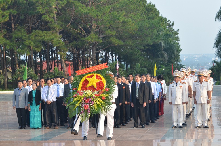 Lễ viếng Nghĩa trang Liệt sỹ tỉnh nhân Đại hội Thi đua yêu nước của tỉnh lần thứ X ( 2015 -2020).
