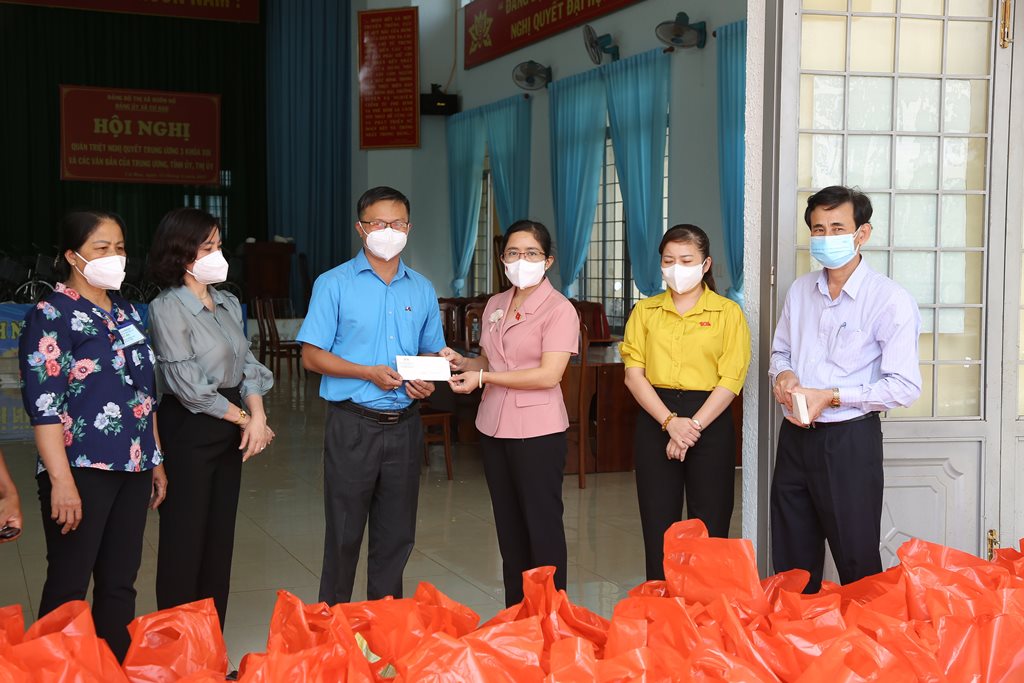 Đoàn đại biểu Quốc hội tỉnh thăm, tặng quà tại buôn Kwang A (xã Cư Bao, thị xã Buôn Hồ)