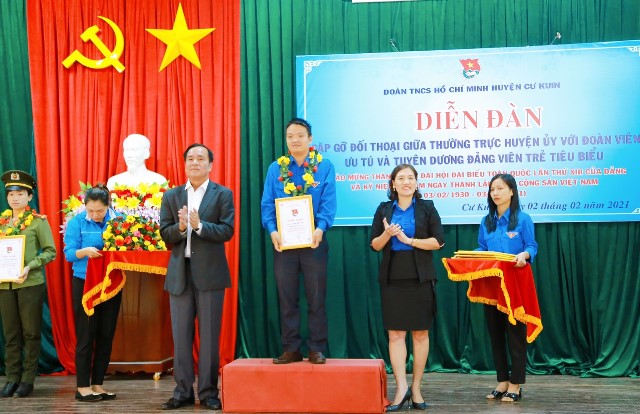 Huyện Cư Kuin phát triển đảng viên bảo đảm cả "chất" và "lượng"