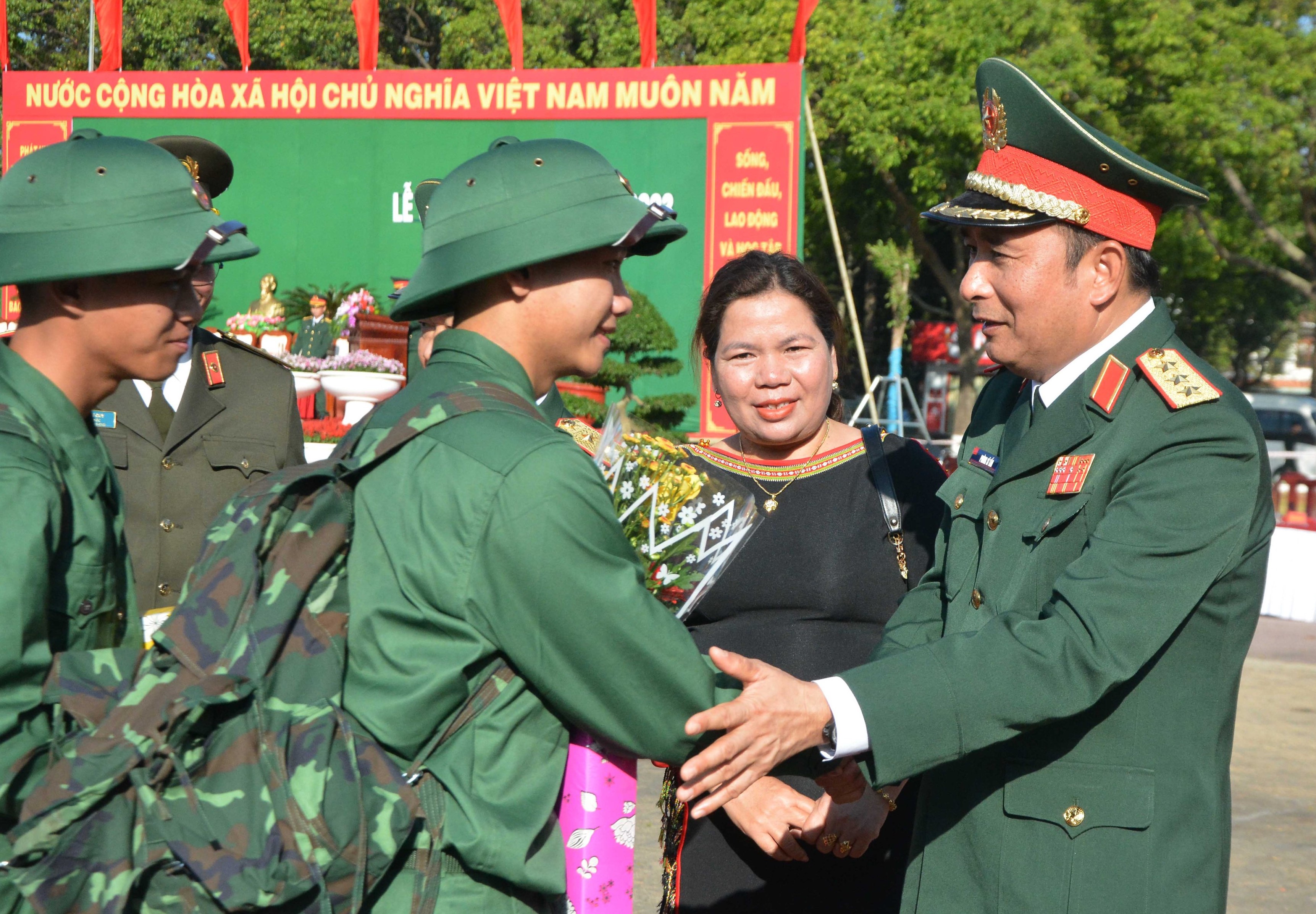 Thanh niên TP. Buôn Ma Thuột hăng hái lên đường nhập ngũ