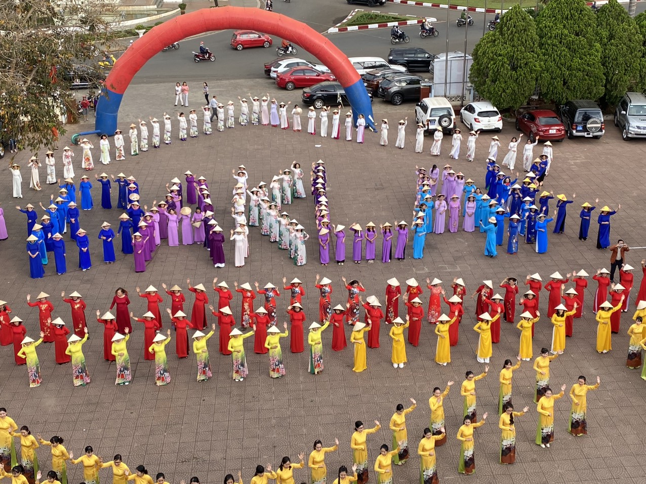 350 hội viên Phụ nữ tham gia trình diễn áo dài tại thành phố Buôn Ma Thuột.