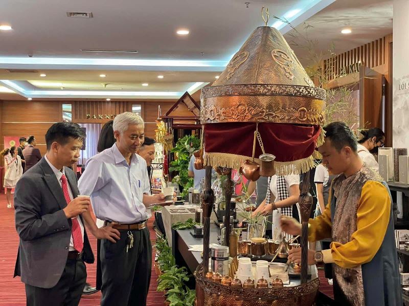 Vận động quán cà phê tại các huyện tham gia chương trình miễn phí cà phê ngày 10/3/2023.
