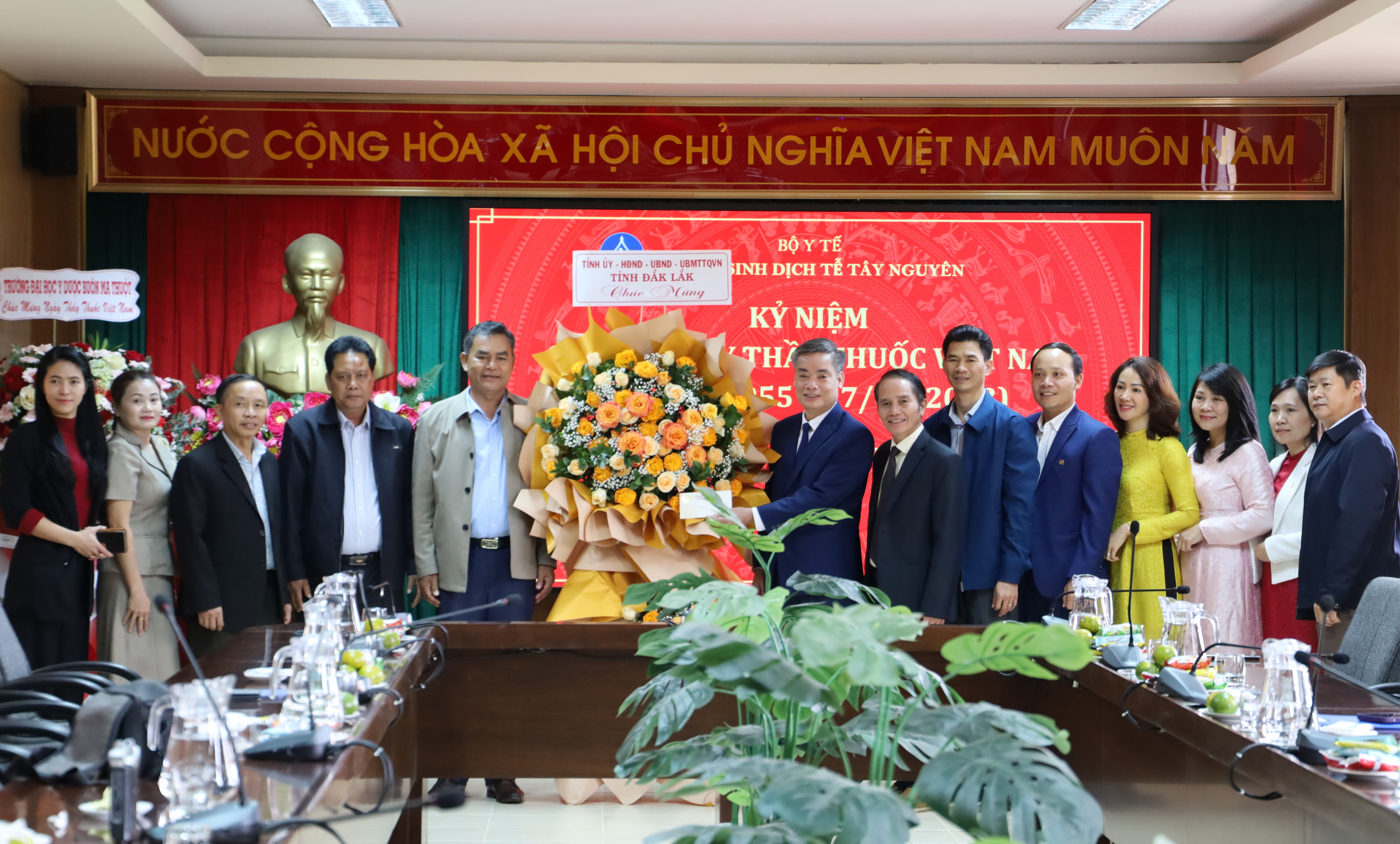 Phó Bí thư Tỉnh ủy Y Biêr Niê thăm, chúc mừng các đơn vị, cơ sở y tế nhân Ngày Thầy thuốc Việt Nam