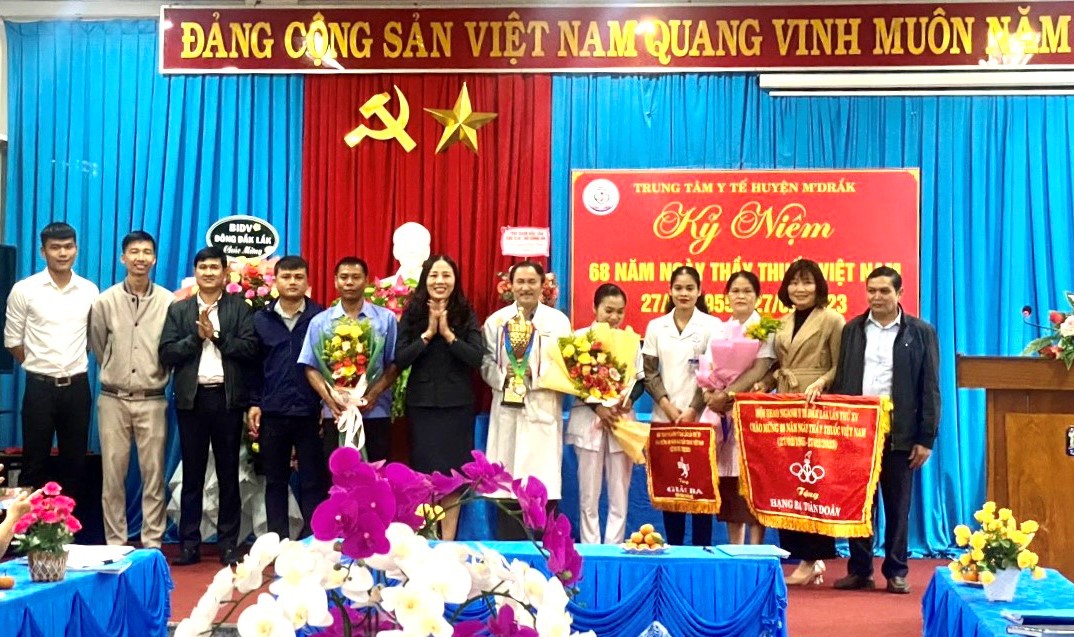 Trung tâm y tế huyện M’Drắk toạ đàm kỷ niệm 68 năm Ngày Thầy thuốc Việt Nam
