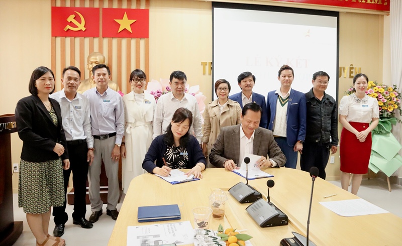 Hội Doanh nhân trẻ tỉnh Đắk Lắk và Trung tâm Đổi mới sáng tạo tỉnh Đắk Lắk ký kết thỏa thuận hợp tác.
