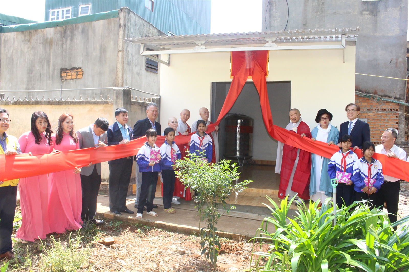 Bàn giao hệ thống lọc nước năng lượng mặt trời cho trường Tiểu học Nguyễn Bá Ngọc, xã Ea Knuếc, huyện Krông Pắc.